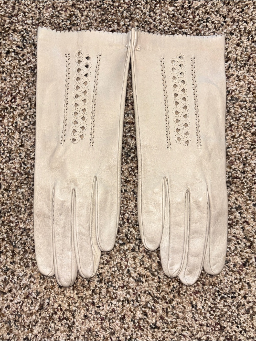 Vintage ivory leather gloves cutout detailing soft 7 1/2 never worn classic